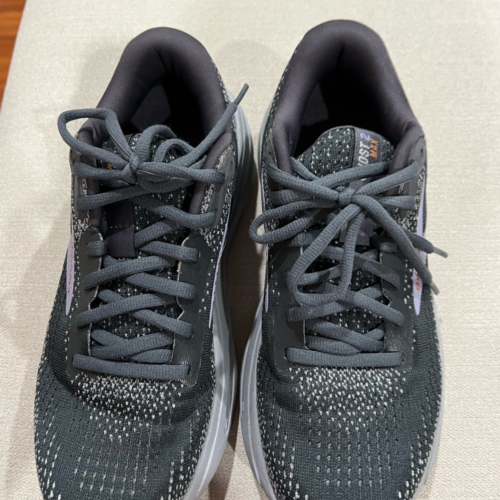 Dark grey Brooks women’s tennis with Breathable Mesh and Modern Design.